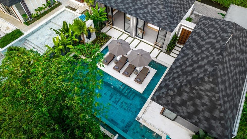 Property building, Pool view, Swimming pool, Parking, internet, sunbed