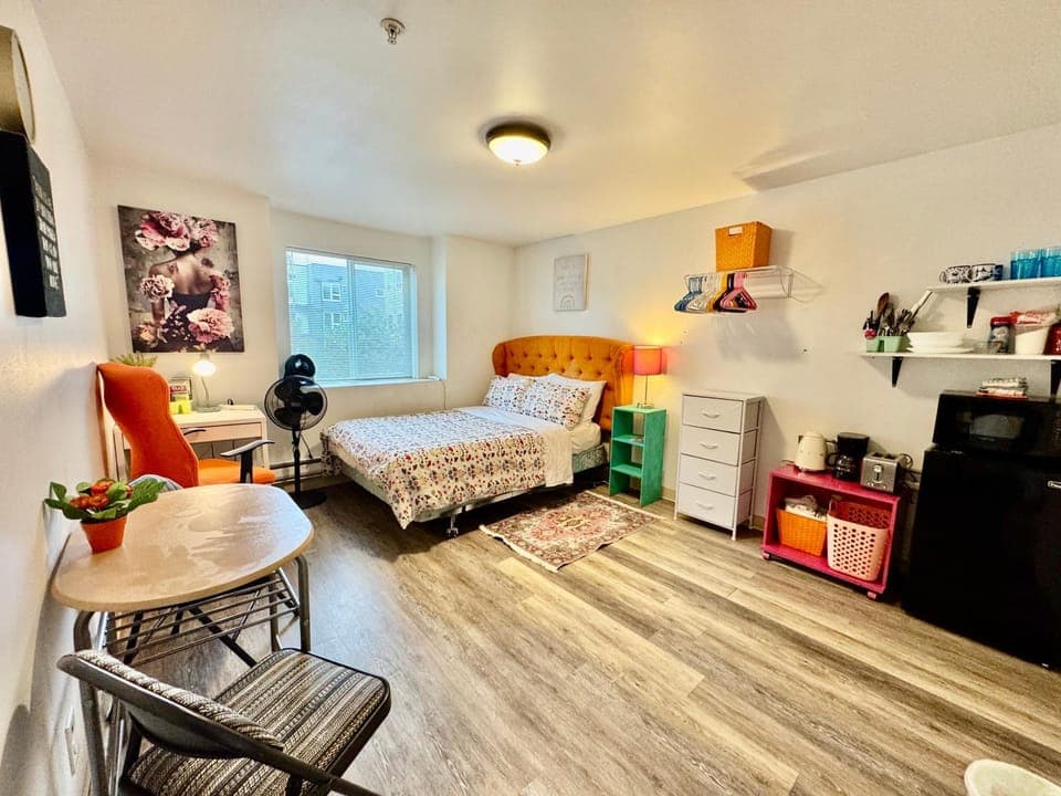 Bed, Kitchen or kitchenette, Photo of the whole room, Seating area, Bedroom