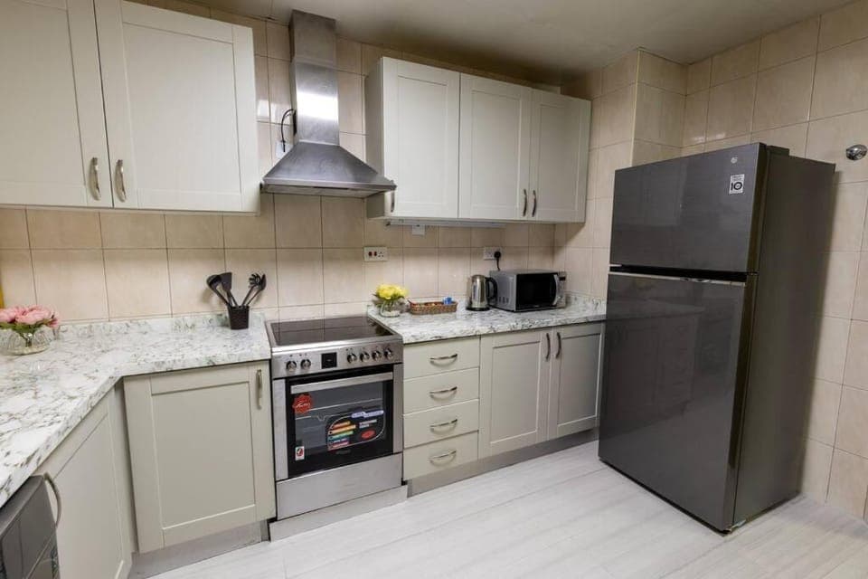 Kitchen or kitchenette, minibar, stove