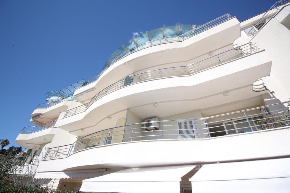 Property building, Facade/entrance, Day, Balcony/Terrace