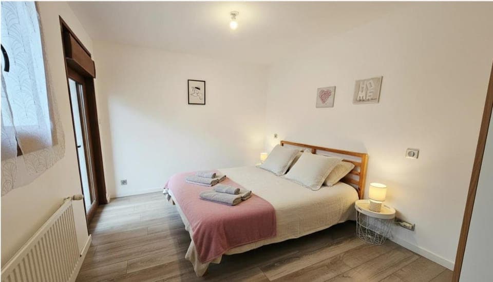 Bed, Photo of the whole room, Bedroom, internet, towels