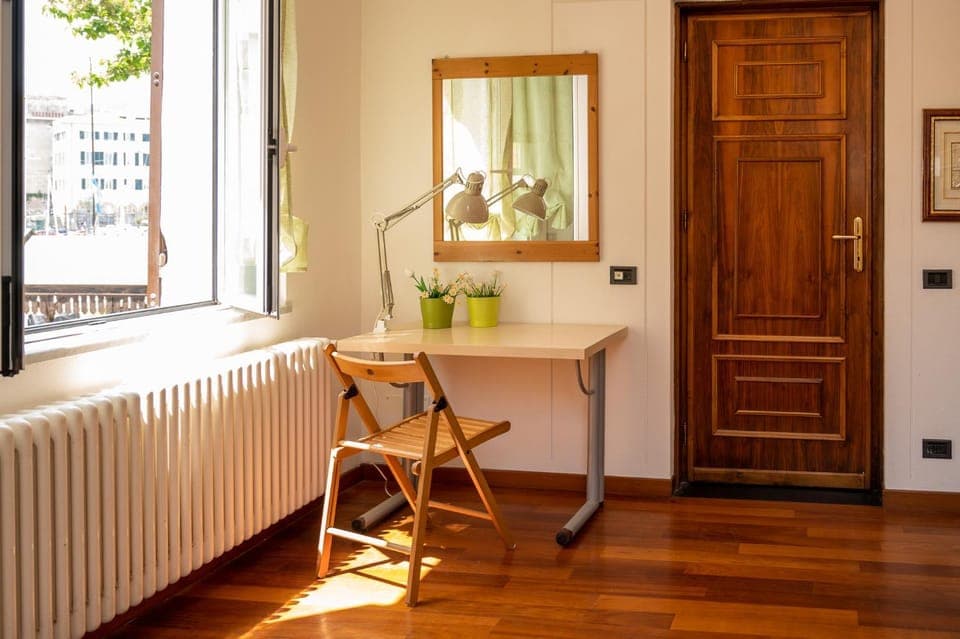 Photo of the whole room, Seating area, Bedroom, internet