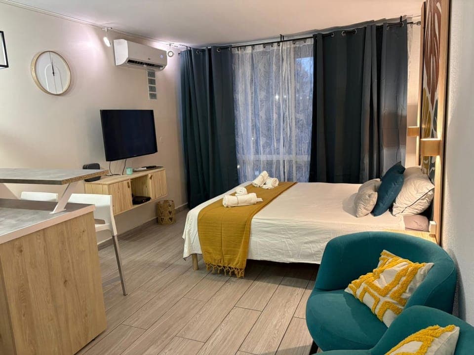 TV and multimedia, Photo of the whole room, Seating area, air conditioner