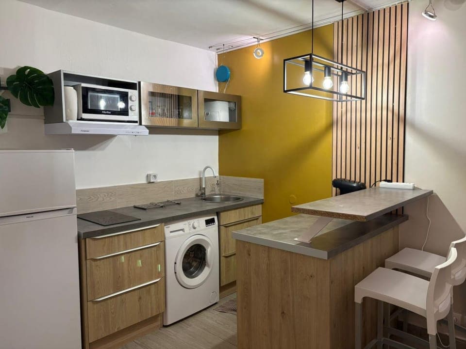 Kitchen or kitchenette, stove, washing machine