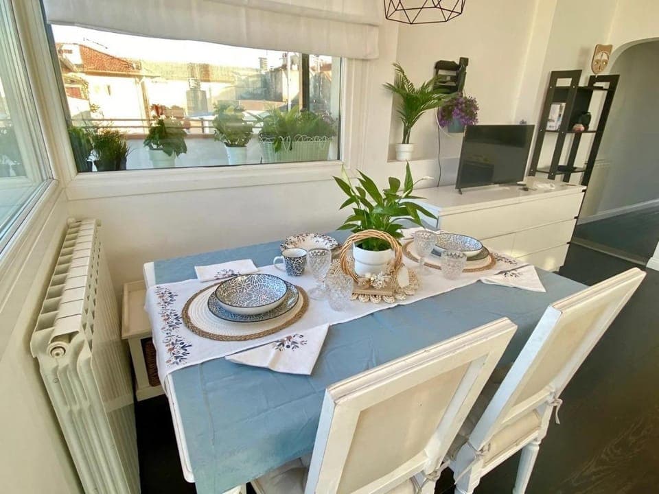 Restaurant/places to eat, Living room, Seating area, Dining area, Breakfast