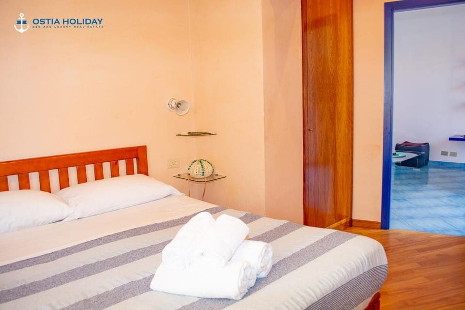 Bed, Bedroom, towels