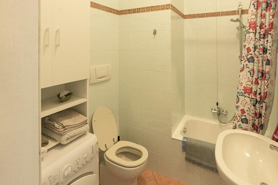 Shower, Toilet, Bathroom, Bath, bidet, towels