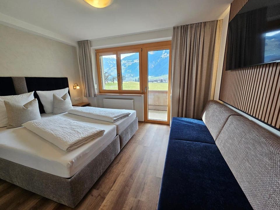 TV and multimedia, View (from property/room), View (from property/room), Photo of the whole room, Bedroom, Mountain view, Mountain view