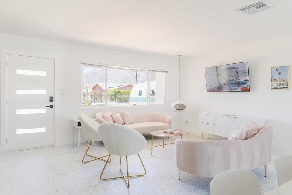 Bed, TV and multimedia, Living room, Photo of the whole room, Seating area, Bedroom