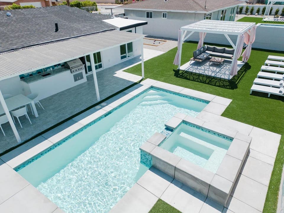 Property building, Patio, Day, Hot Tub, Balcony/Terrace, Pool view, Swimming pool, Swimming pool, sunbed