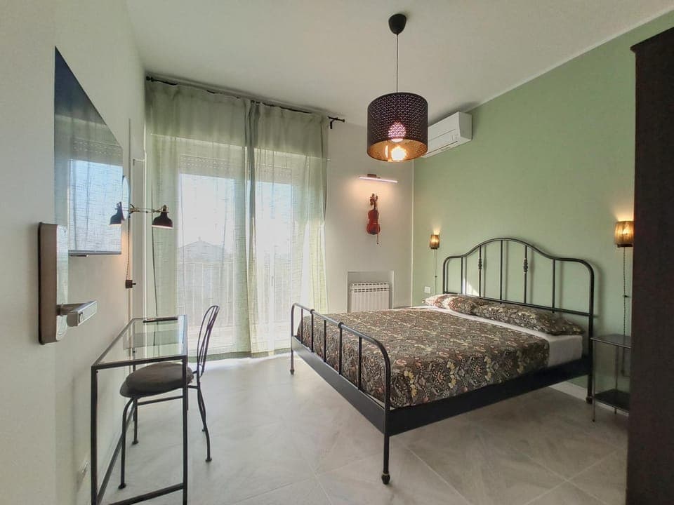 Bed, Photo of the whole room, Decorative detail, Bedroom