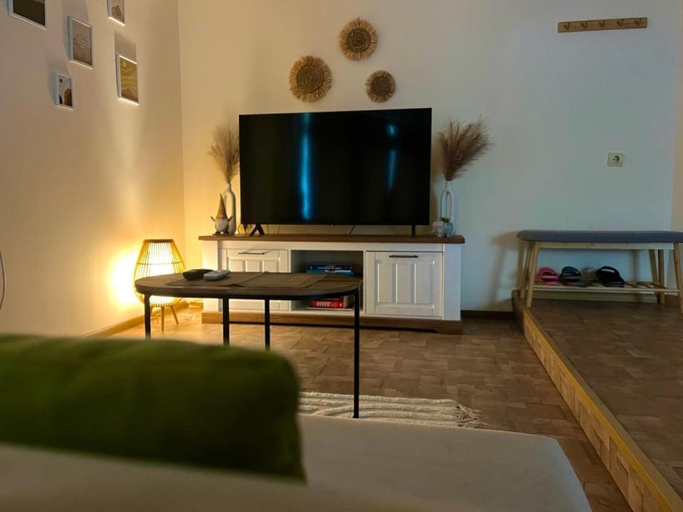 TV and multimedia, Living room, Seating area, Evening entertainment