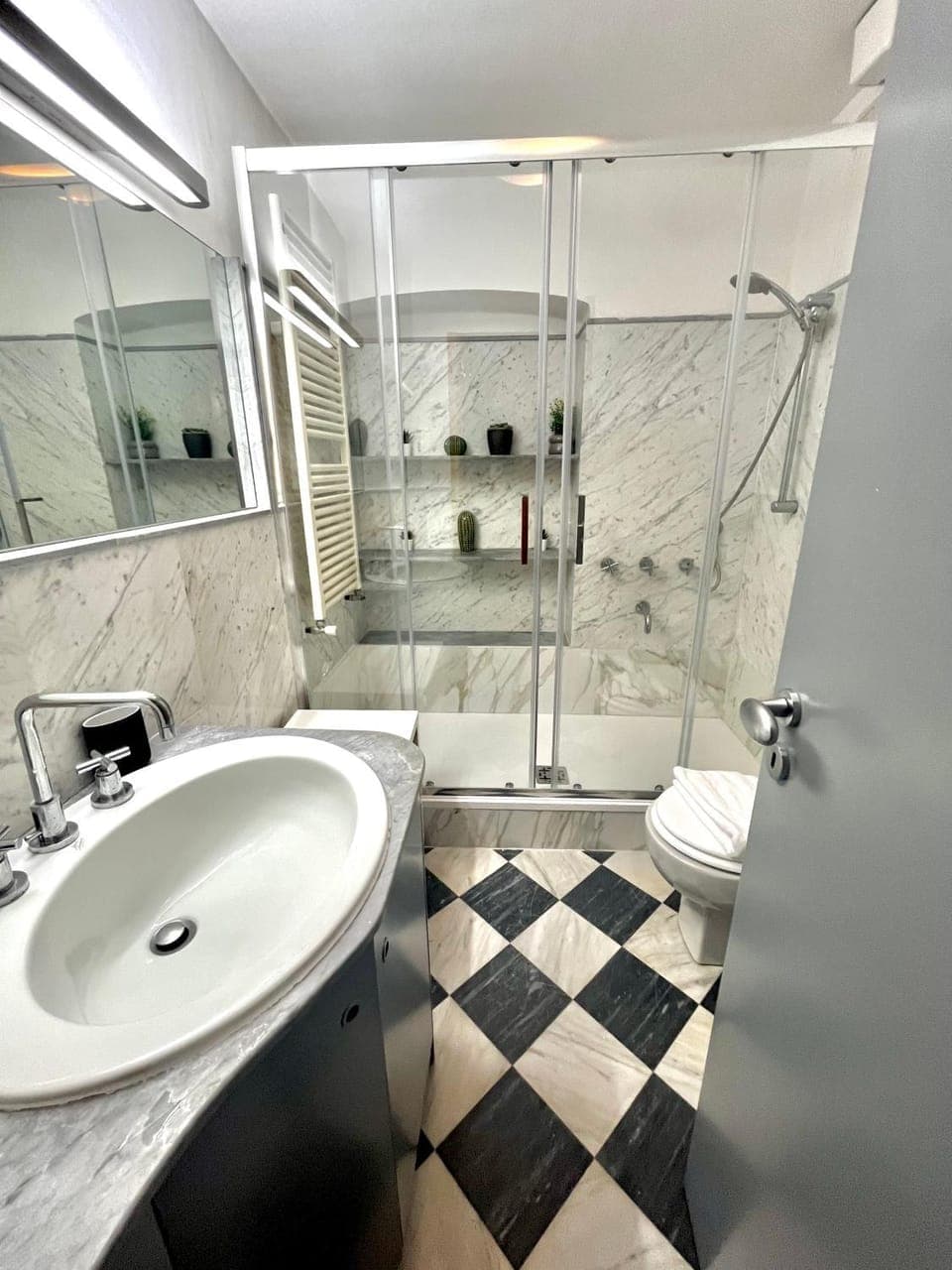 Shower, Toilet, Bathroom, towels