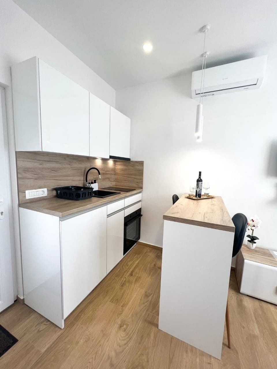 Kitchen or kitchenette, oven, stove