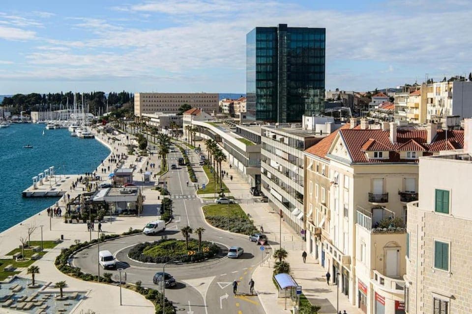 Property building, Bird's eye view, Street view, Location
