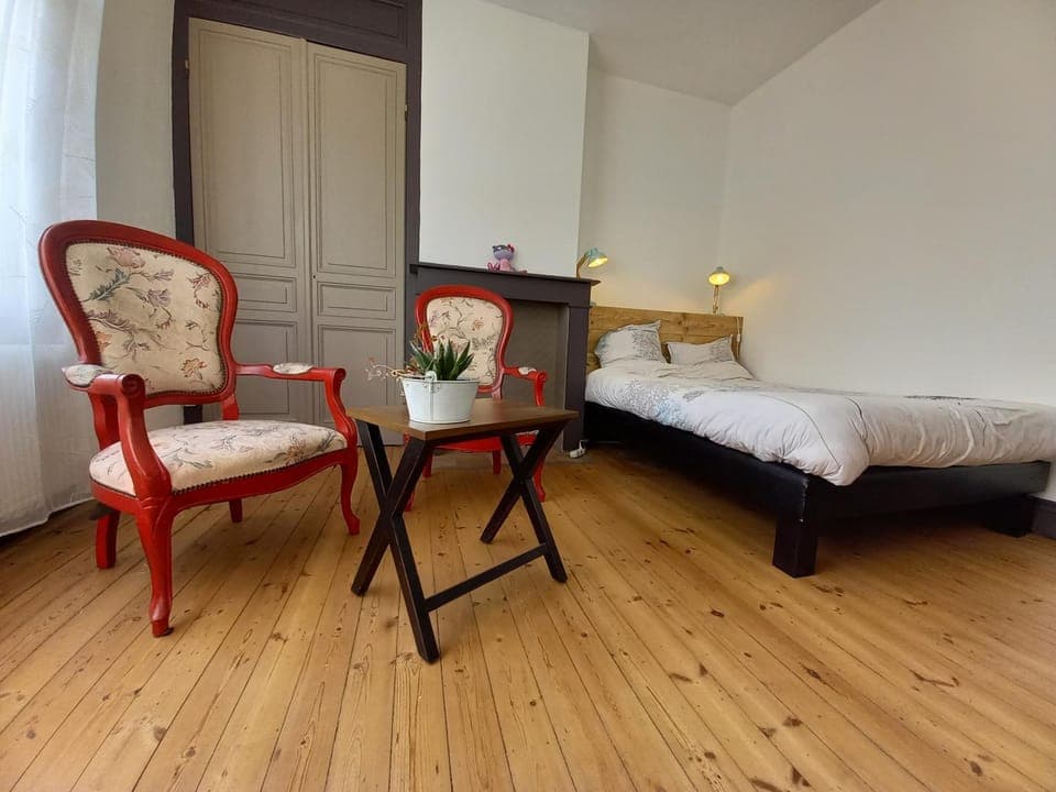 Bed, Photo of the whole room, Bedroom