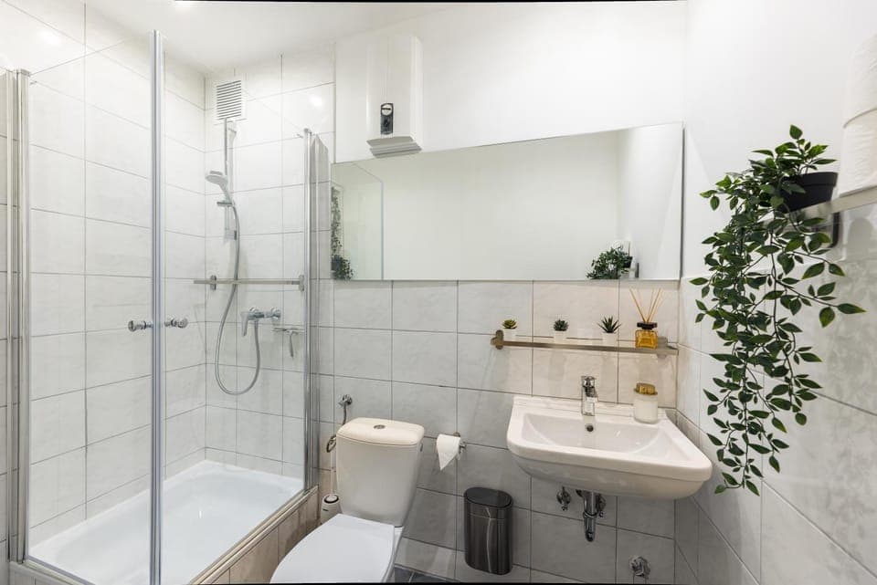 Shower, Toilet, Bathroom, towels