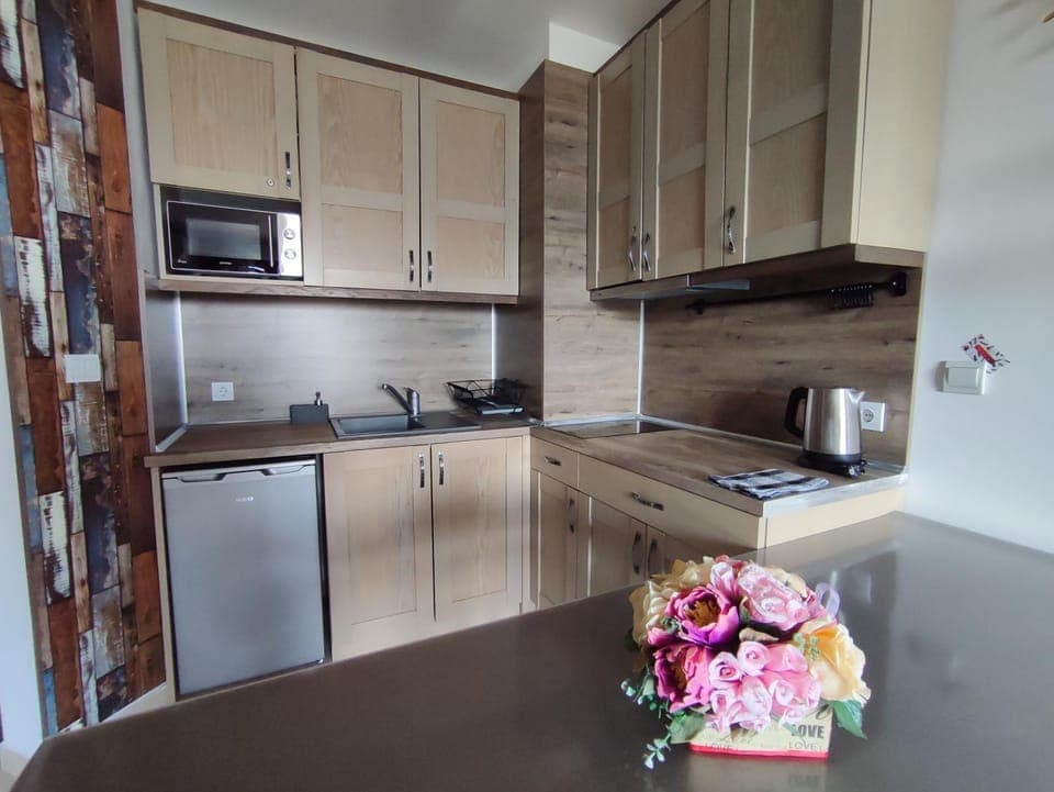 Kitchen or kitchenette, microwave, pet friendly, stove