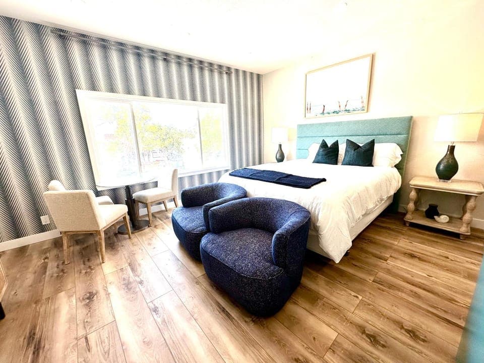 Bed, Photo of the whole room, Seating area, Bedroom