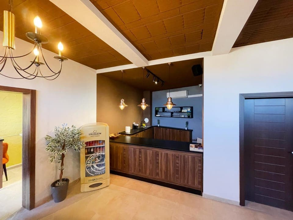 Restaurant/places to eat, Kitchen or kitchenette