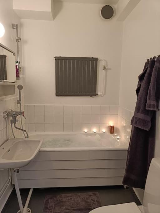 Bathroom, Bath, towels