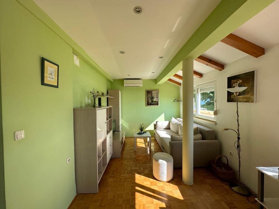 Bed, TV and multimedia, Living room, air conditioner