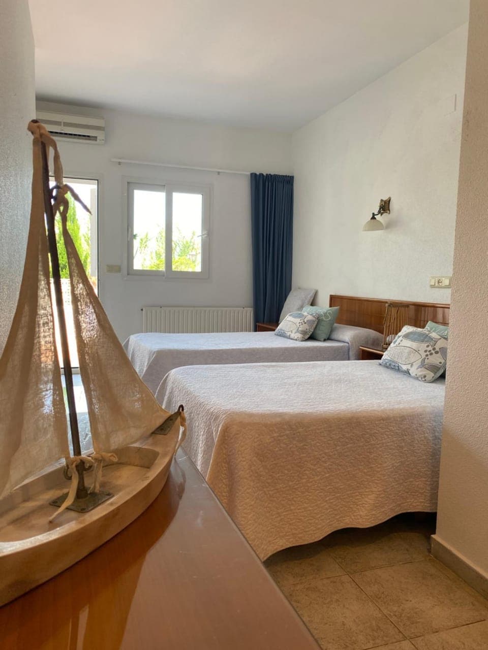 Bed, Photo of the whole room, Bedroom, air conditioner