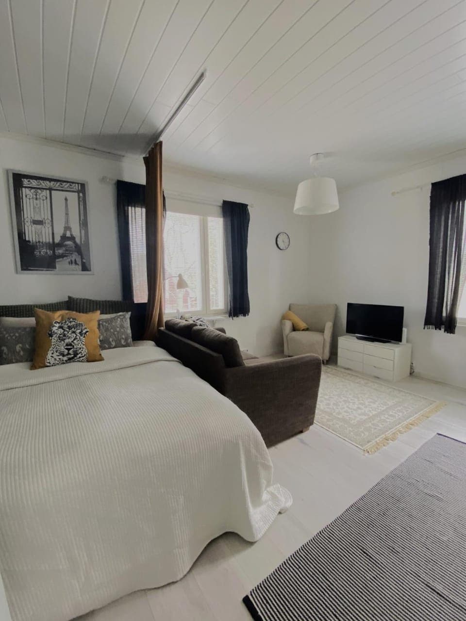 Bed, TV and multimedia, Living room