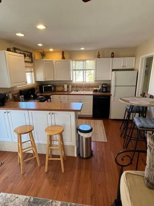 Kitchen or kitchenette, Dining area, dishwasher, minibar