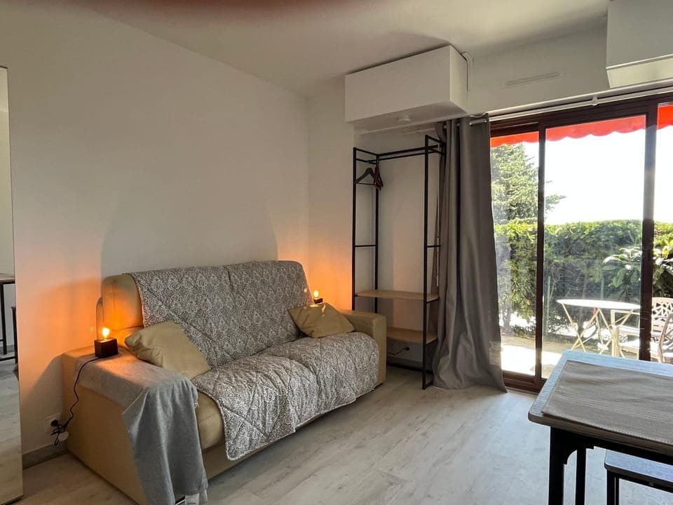 Bed, Balcony/Terrace, Photo of the whole room, Bedroom, internet