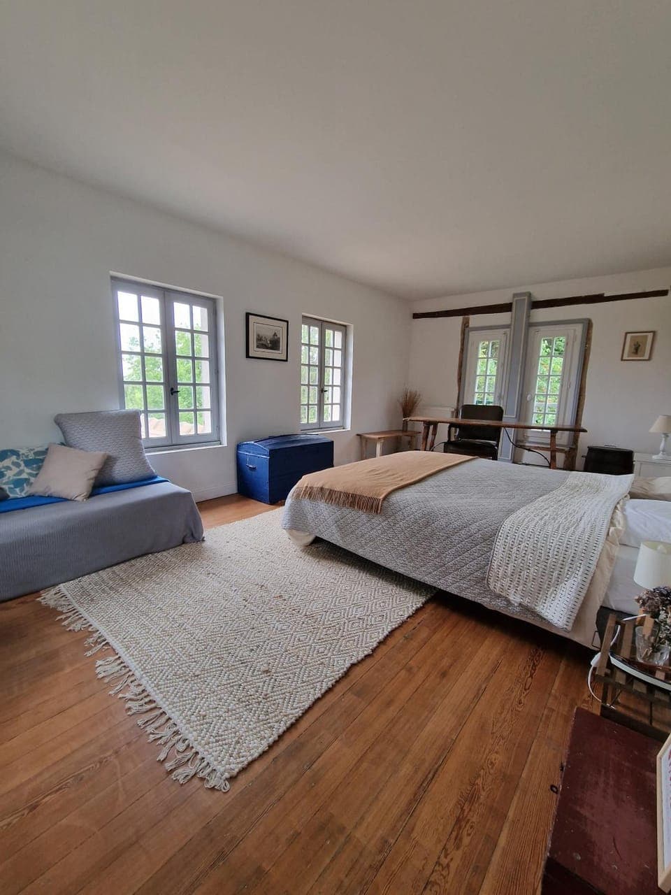 Photo of the whole room, Bedroom