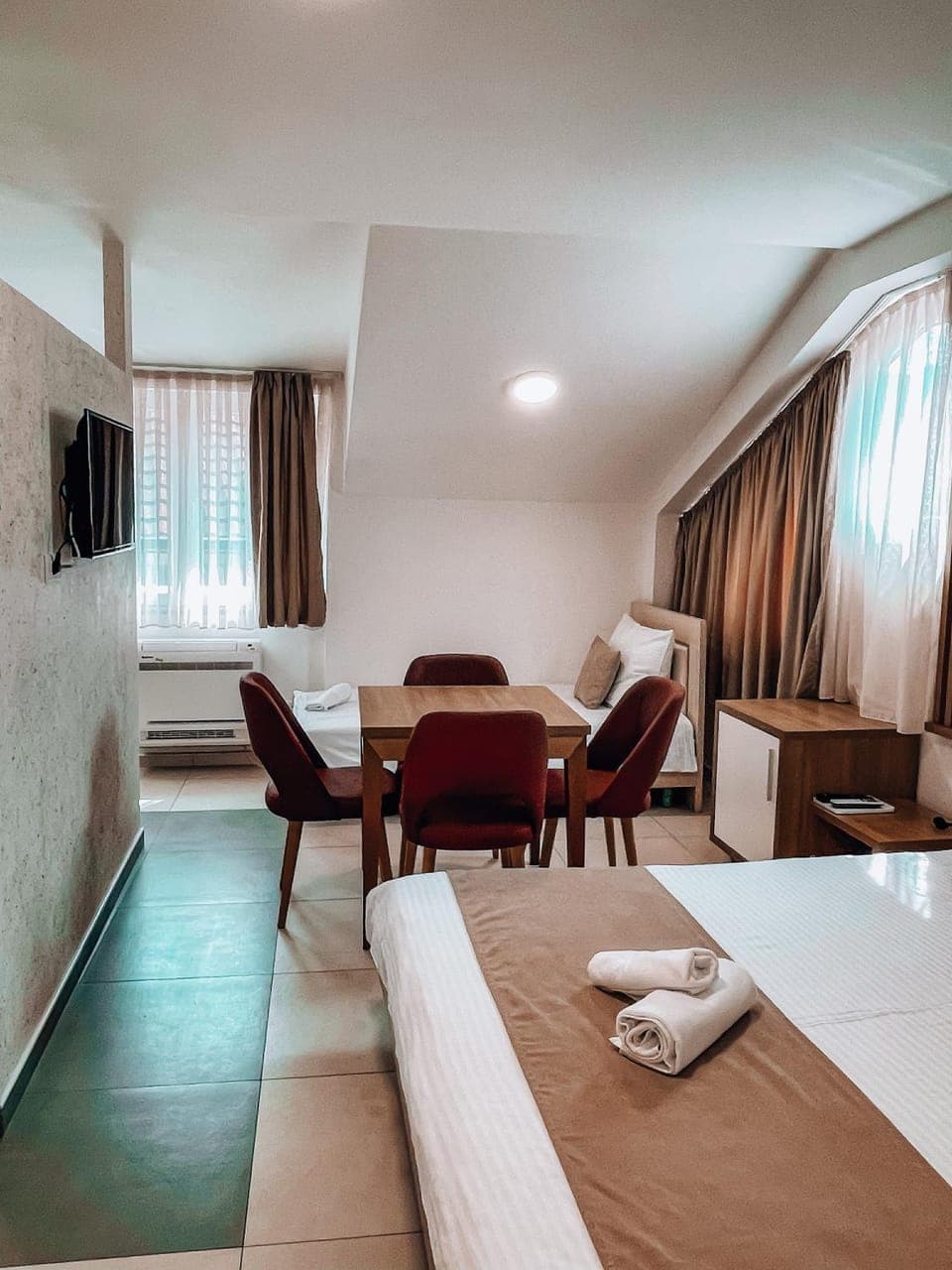 Bed, Bedroom, towels