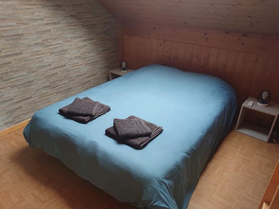 Bed, Photo of the whole room, Bedroom, towels