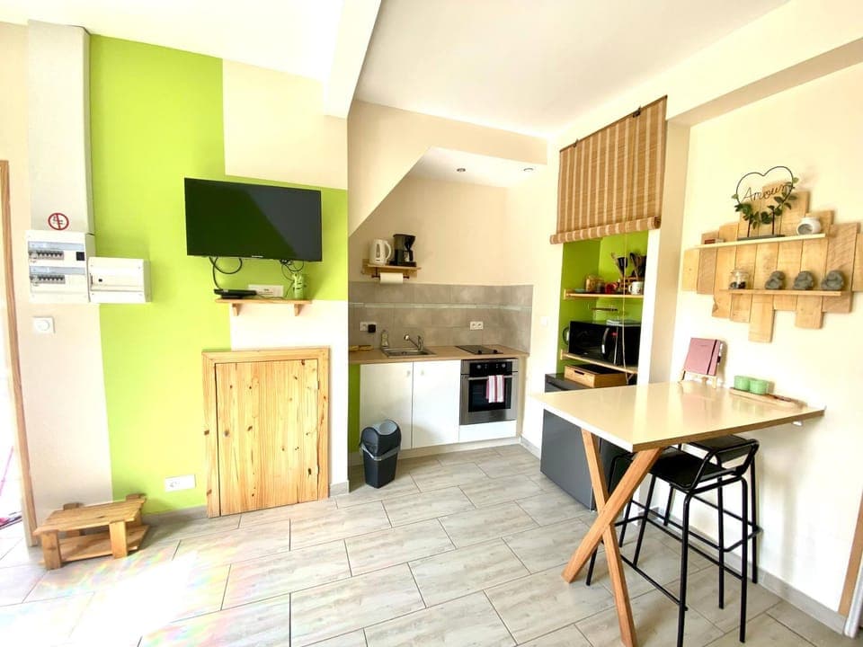 TV and multimedia, Coffee/tea facilities, Kitchen or kitchenette, Seating area, Dining area, oven, pet friendly, stove