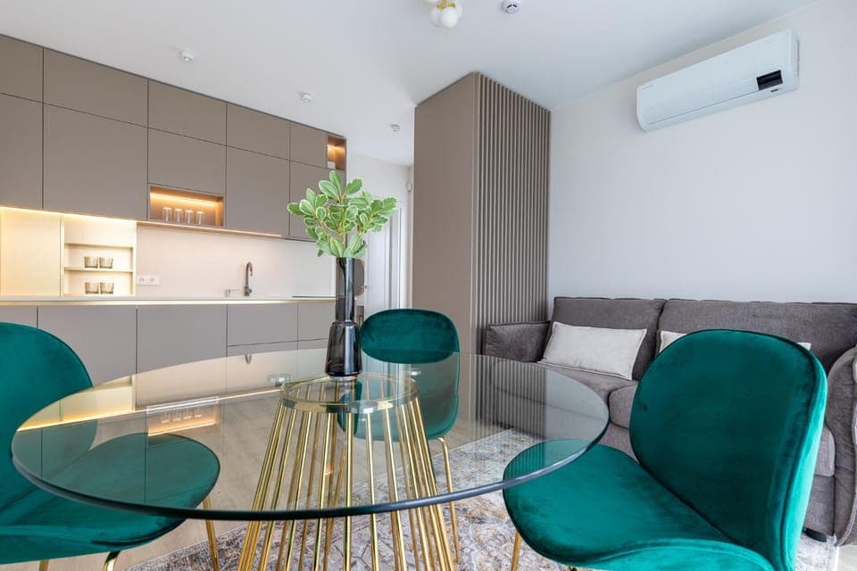 Kitchen or kitchenette, Dining area