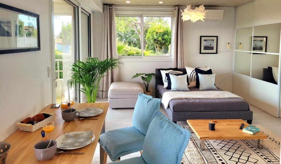 Bed, Photo of the whole room, Dining area