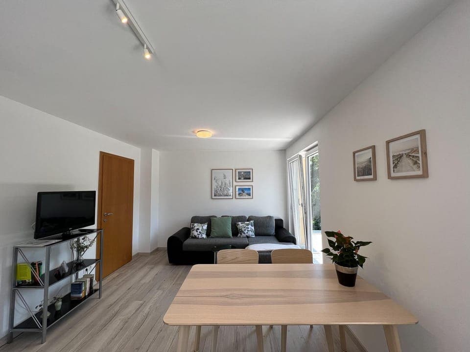 TV and multimedia, Living room, Seating area, Dining area