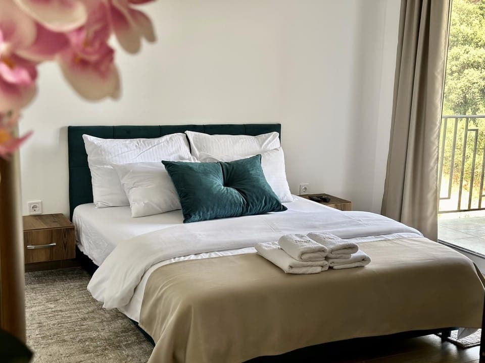 Bed, Bedroom, towels