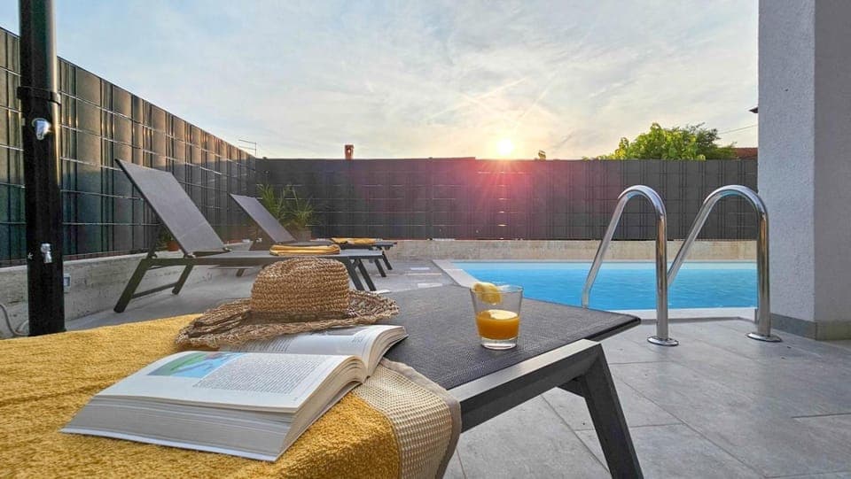 Swimming pool, sunbed