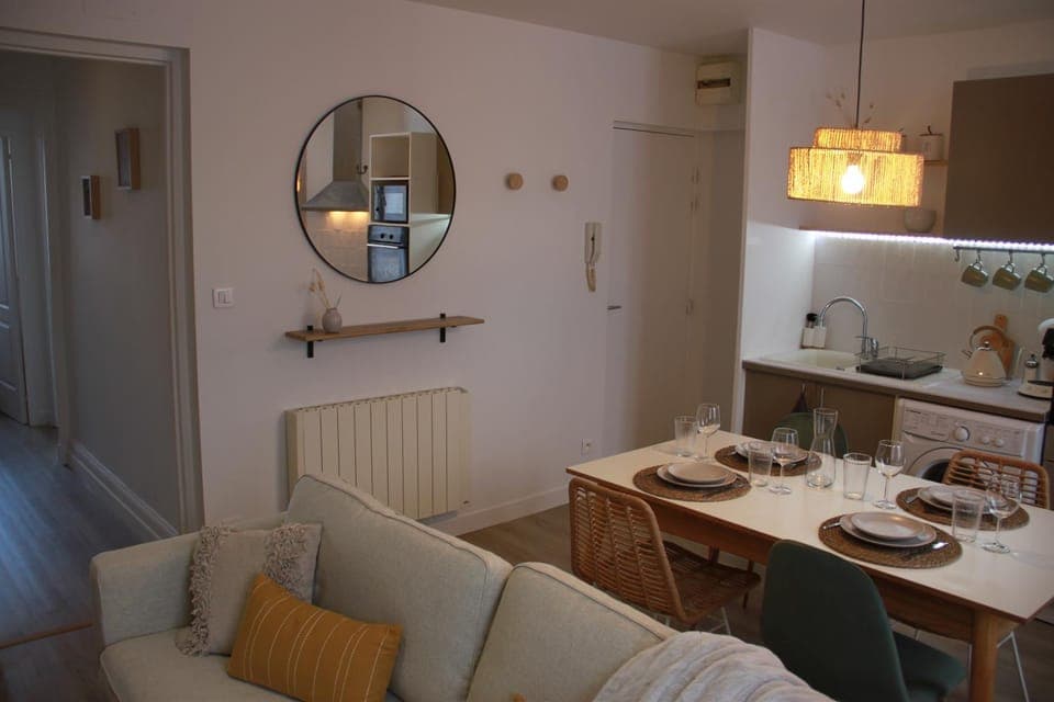 Seating area, Dining area