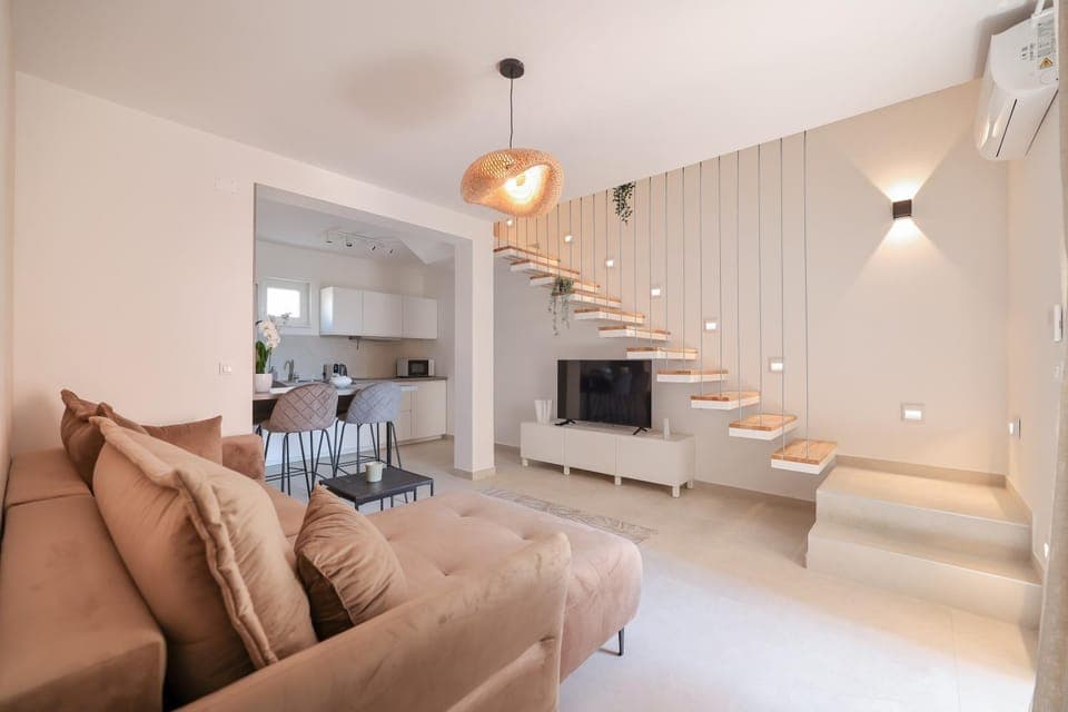 TV and multimedia, Kitchen or kitchenette, Living room, Seating area