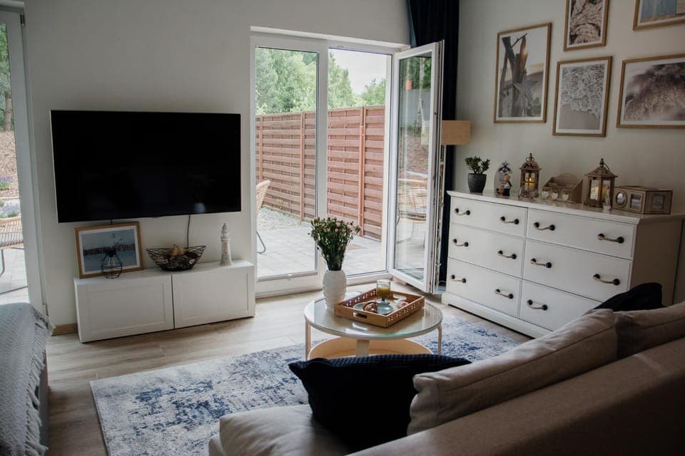 TV and multimedia, Living room, Seating area, Evening entertainment