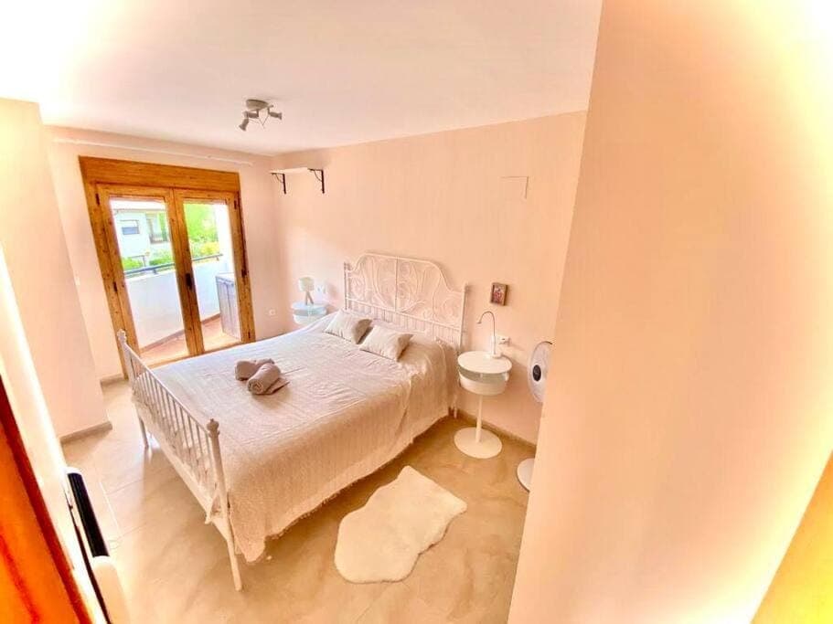 Bedroom, towels