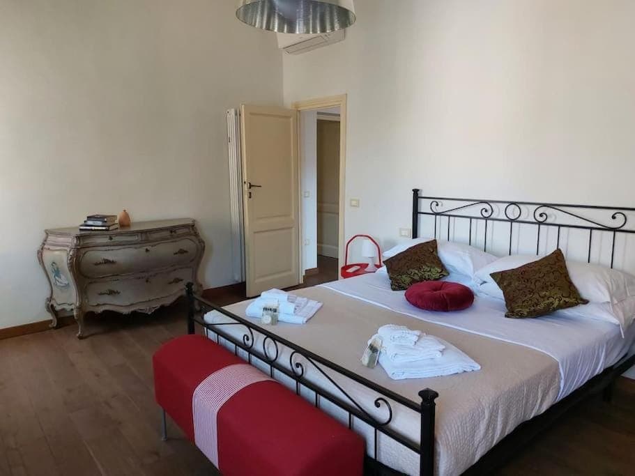 Bed, Photo of the whole room, Bedroom, towels