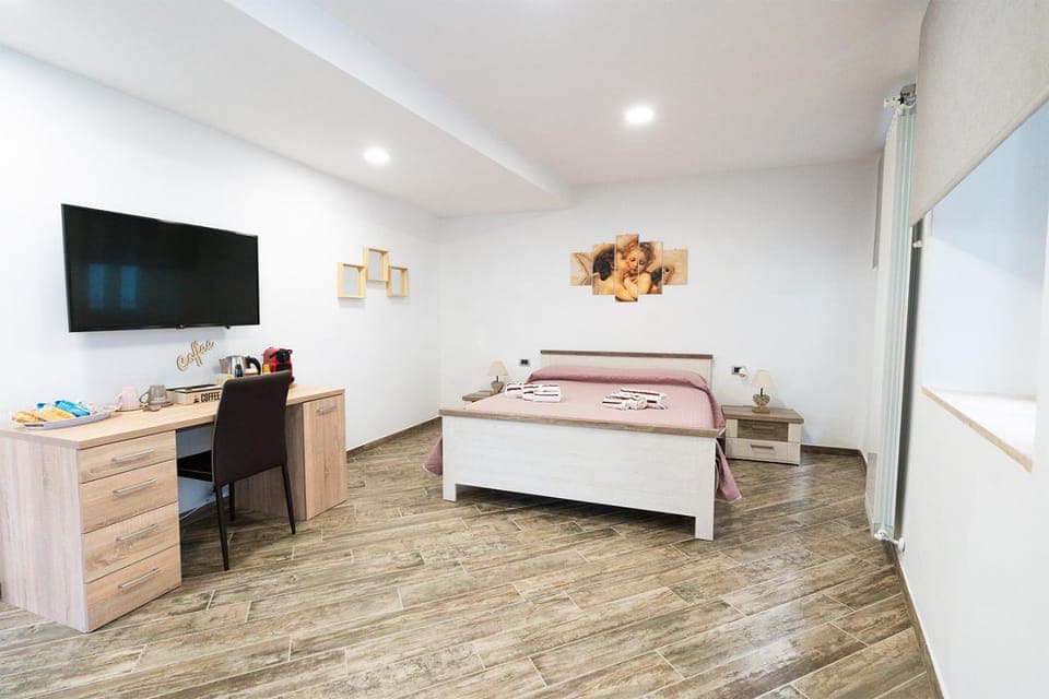 Bed, TV and multimedia, Photo of the whole room, Bedroom, hair dresser