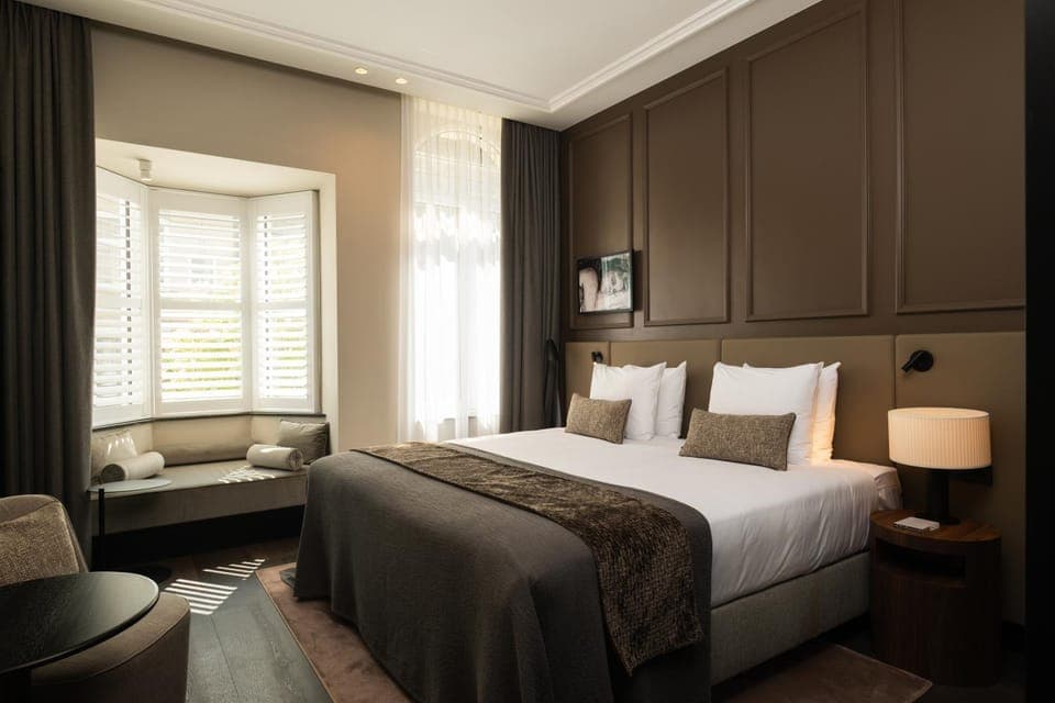 Bed, Living room, Photo of the whole room, Seating area, Bedroom