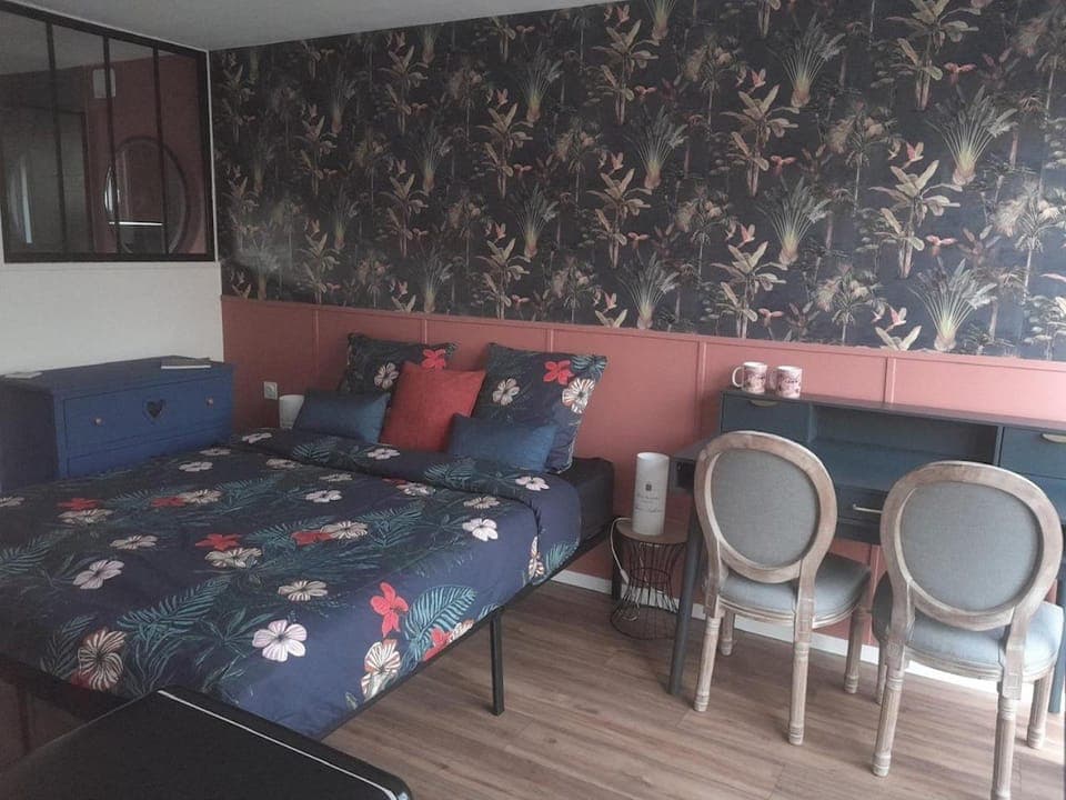 Bed, Photo of the whole room, Bedroom