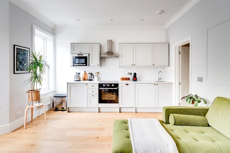 Coffee/tea facilities, Kitchen or kitchenette, Living room, Seating area, toaster