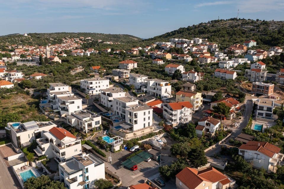 Bird's eye view, Location