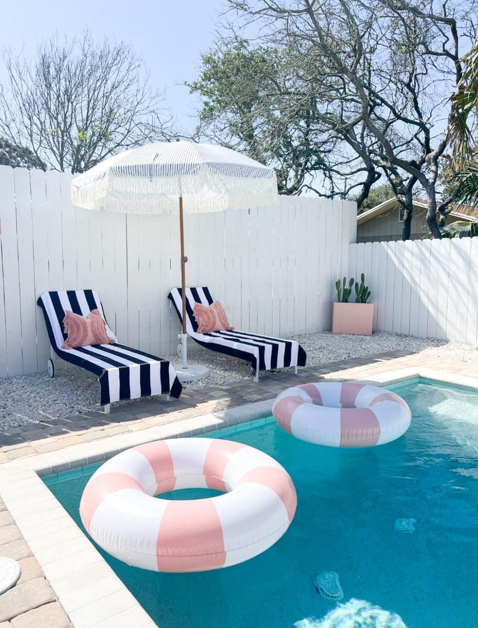 Steps to the beach & close to 30A! Private pool with sundeck & putt putt golf! House in Sunnyside